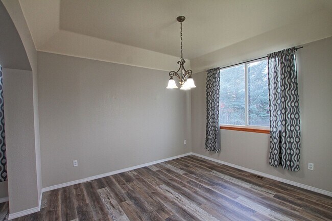 Building Photo - 1319 Iris Cir