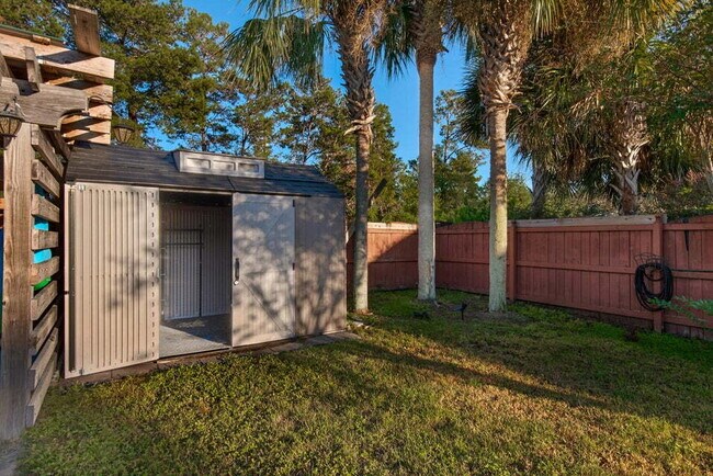 Building Photo - "Charming 3-Bed Oasis with Pool in Niceville!"