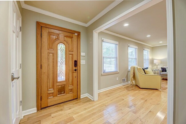 Building Photo - 1185 Lake Colony Dr