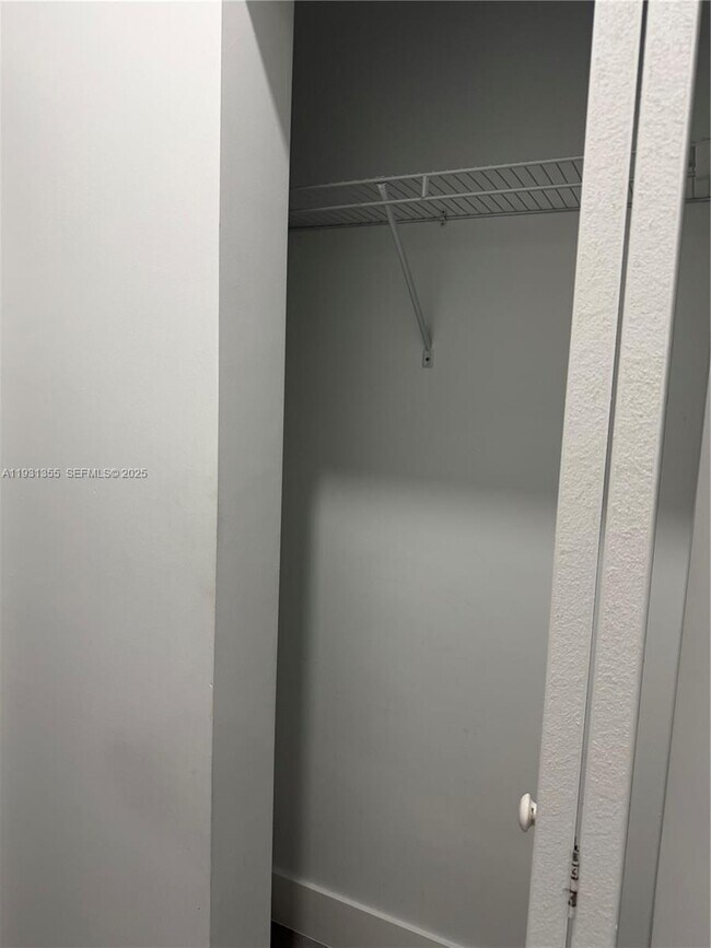 Building Photo - 853 E 24th St