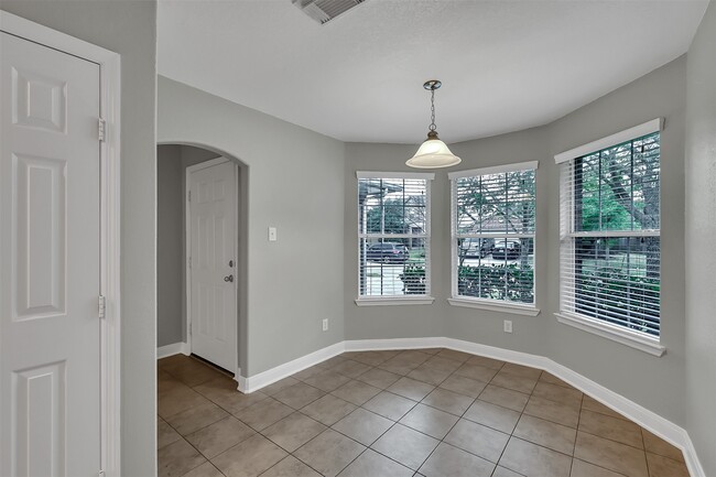 Building Photo - 3011 Crescent Oaks Park Ln