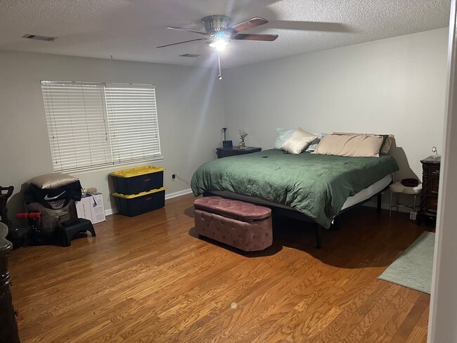 Building Photo - Beautiful 3/2 in Golf Course Community