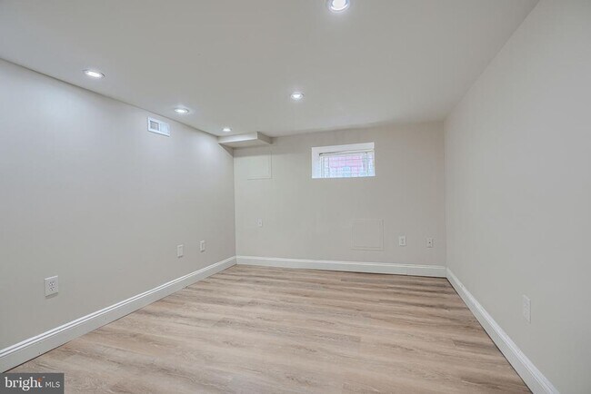Building Photo - 609 East St
