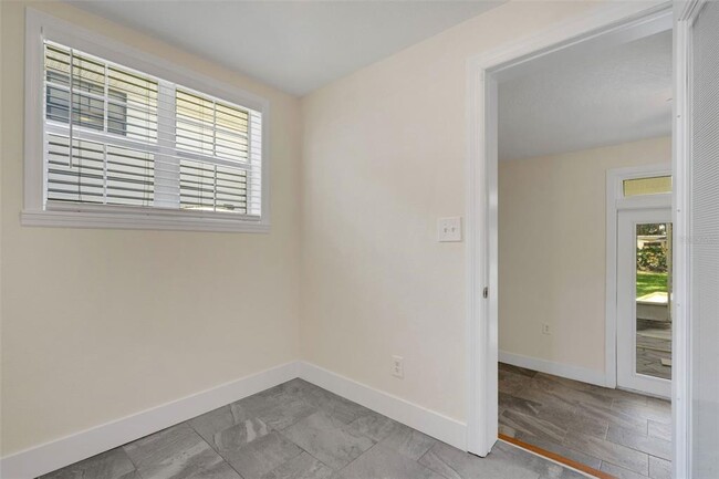 Building Photo - 934 Vistabula St