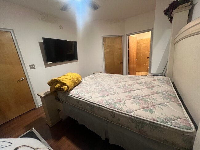 Building Photo - 898 Oak St SW