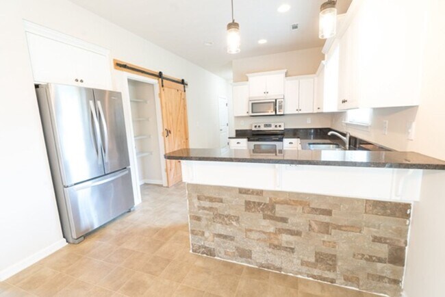 Building Photo - 3 Bedroom 2.5 Bath With Large Backyard