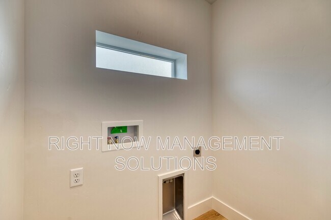 Building Photo - 1806 S Manitou Ave