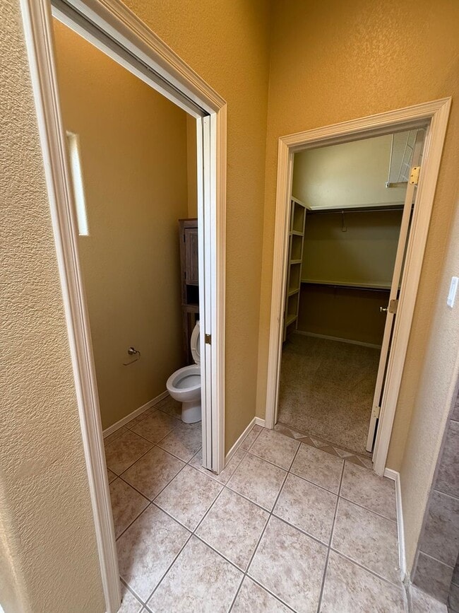 Building Photo - Beautiful 3 Bedroom Home! Available Now!