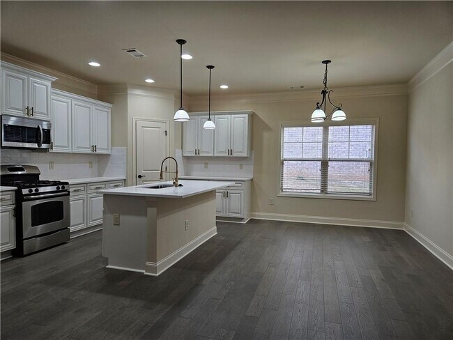 Building Photo - 3155 Stonecrest Dr