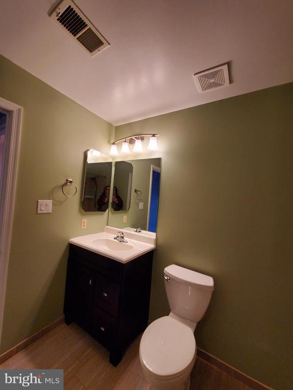 Building Photo - 652 Currant Ct