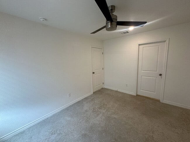 Building Photo - Beautiful 3 Bedroom 2 Bath Duplex availabl...