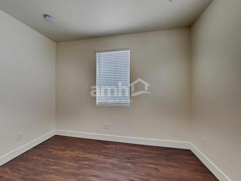 Building Photo - 1334 N Barkvine Ave