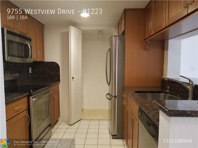 Building Photo - 9755 Westview Dr