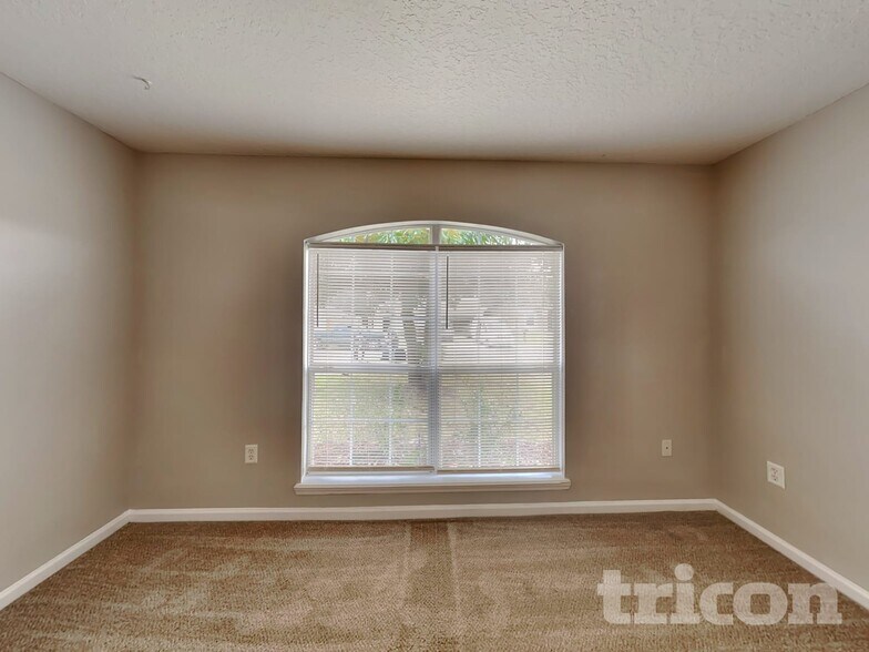 Building Photo - 2450 Creekfront Dr