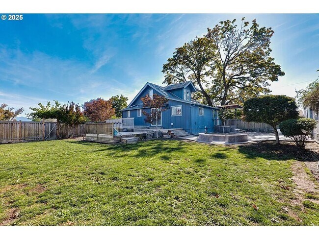 Building Photo - Rare Single Family Home  W/ 2 car garage
