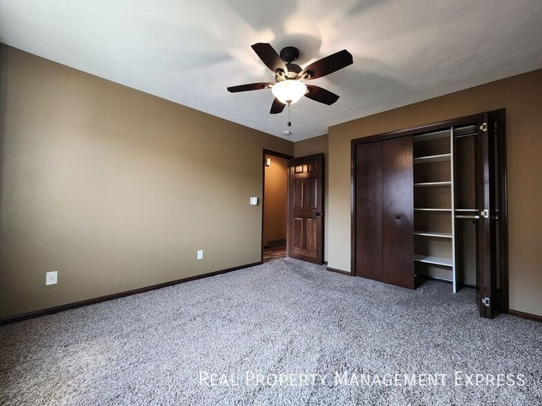 Building Photo - Modern 4 Bedroom 2 Bathroom Twin-Home in Tea