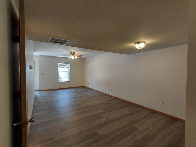 Building Photo - 20305 Skyview Dr