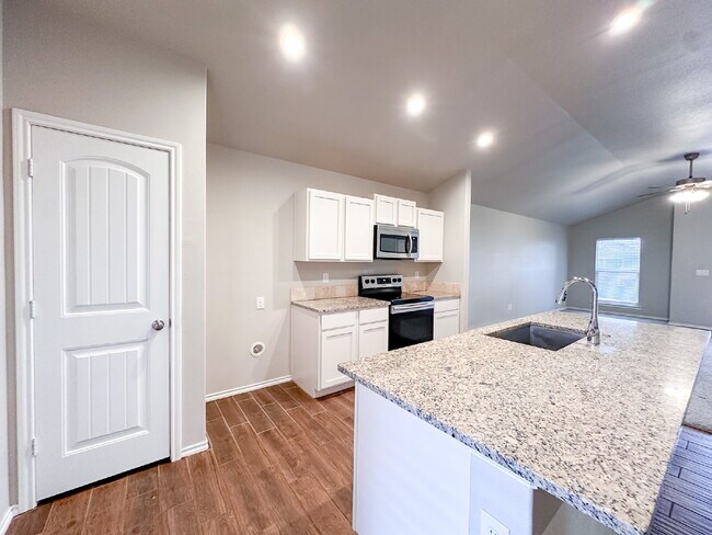 Building Photo - 3/2/2 Home in Windstone!