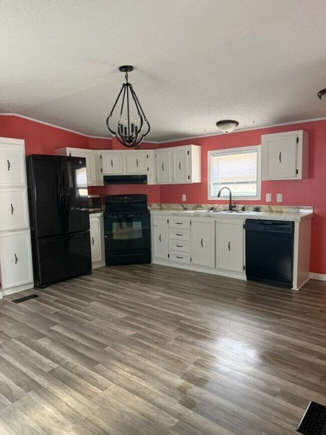 Building Photo - 2 Bedroom, 1 Bathroom Manufactured Home
