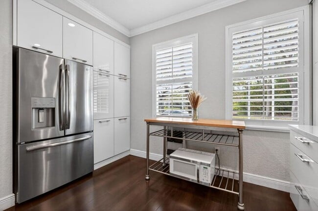 Building Photo - 203 E Thatch Palm Cir