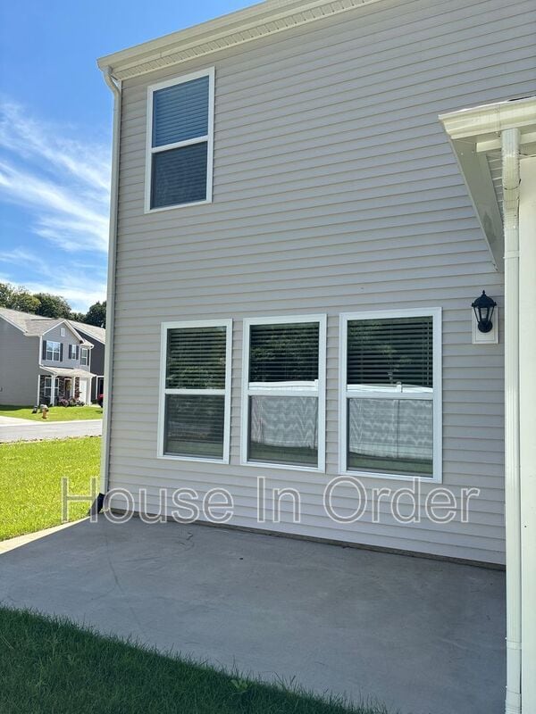 Building Photo - 73 Lillian Ln