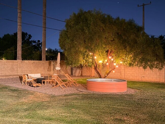 Building Photo - Updated Central Phoenix 3 bed, 2 bath with open layout, stainless steel appliances, and large irr...