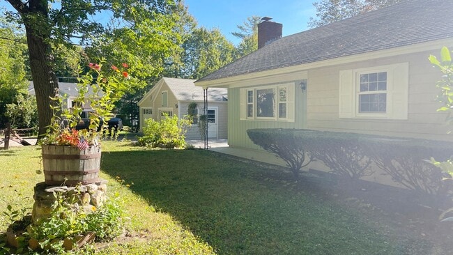 Building Photo - 3 BR House on a Lake 1.5 Baths