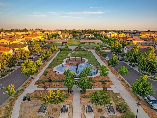 Building Photo - Premier 2/2 Condo in The Cannery