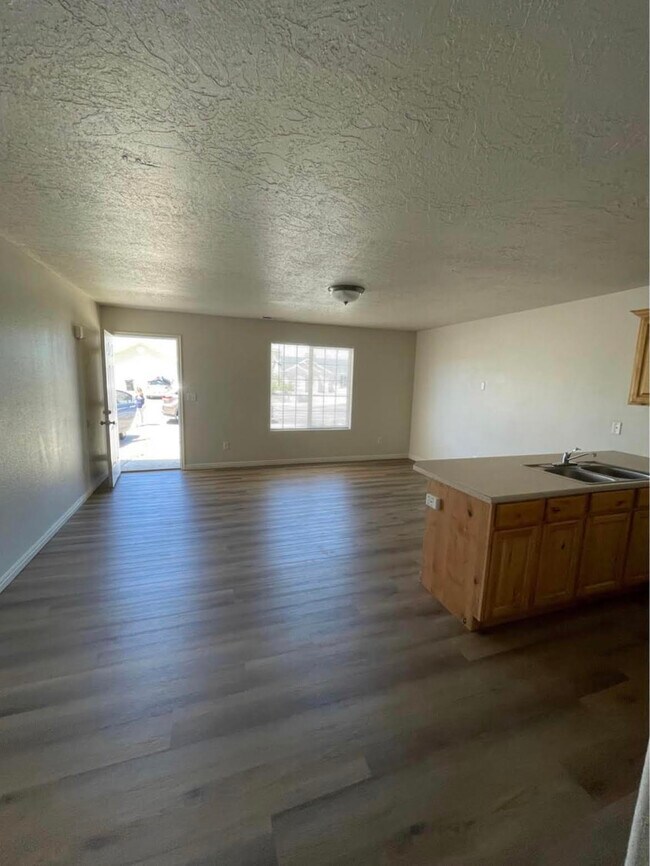 Building Photo - 1260 N 650 W