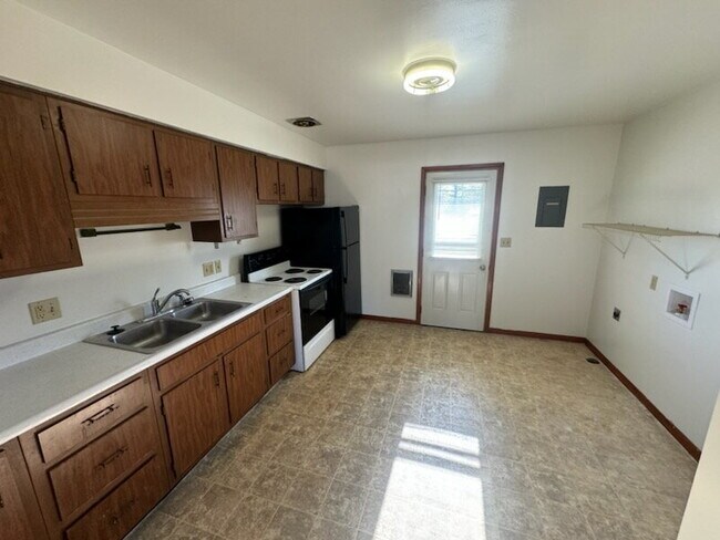 Building Photo - 2 Bed Single Level Apartment