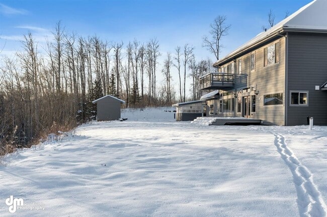 Building Photo - Gorgeous Palmer Home!