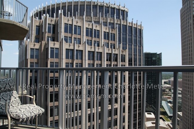 Building Photo - Fabulous Uptown View from 33rd Story Suite