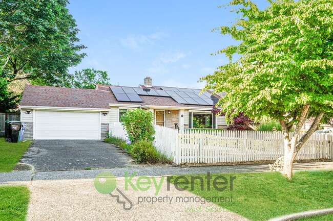 Building Photo - Comfort and Charm in This Bright 2-Bedroom...