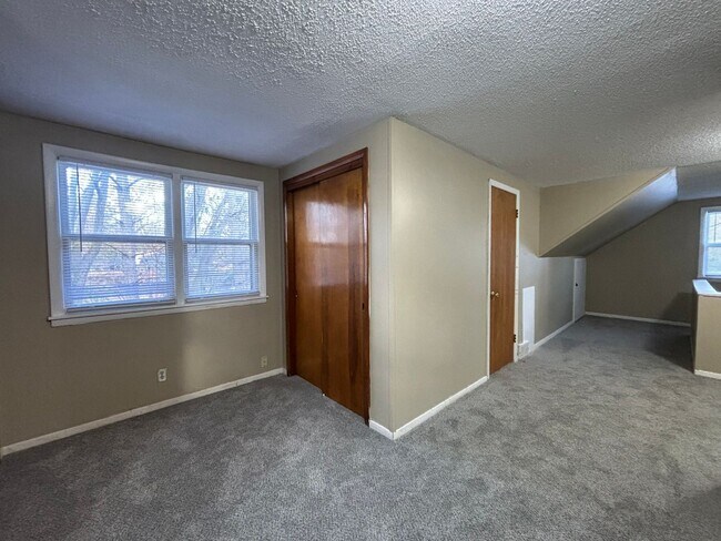 Building Photo - 4 bedroom, 2 bathroom home in the peaceful community of Mahtomedi access to White Bear Lake