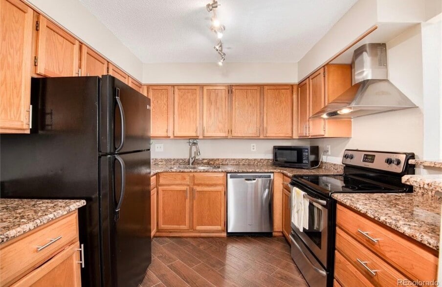 Building Photo - 410 Zang St
