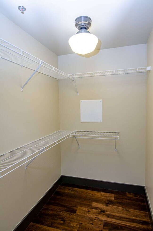 Building Photo - C Street Loft Available Now!