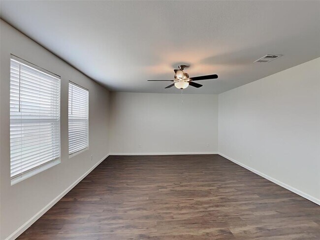 Building Photo - 5023 Highland Crest Dr