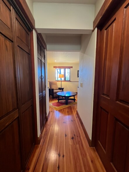 Building Photo - 3266 Robinson Dr