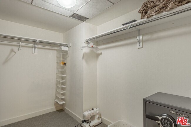 Building Photo - 13700 Marina Pointe Dr