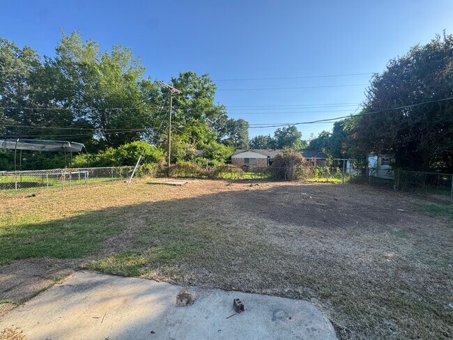 Building Photo - Red Bud Ln