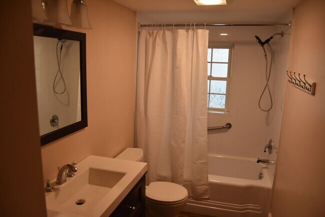 Building Photo - Single Family Home