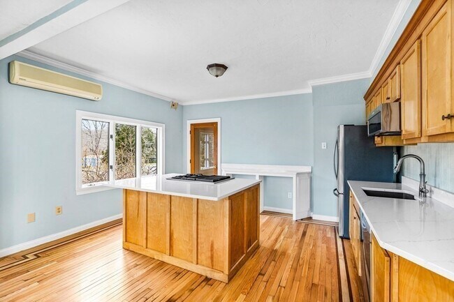 Building Photo - 328 East St