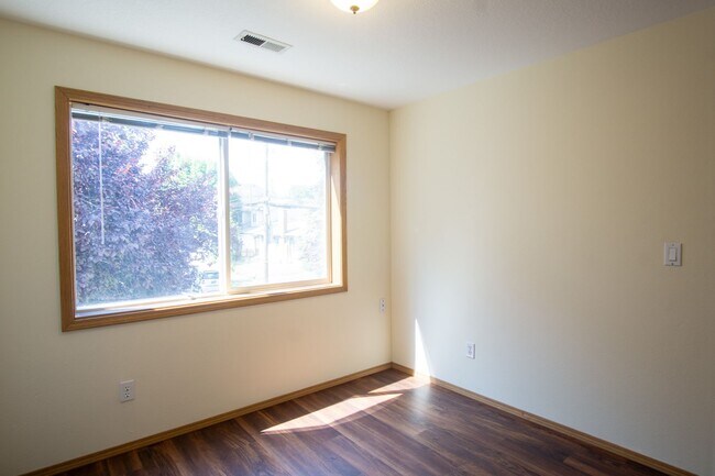 Building Photo - Great Piedmont 3 Bdr Townhouse w/Fireplace, DW + Garage!