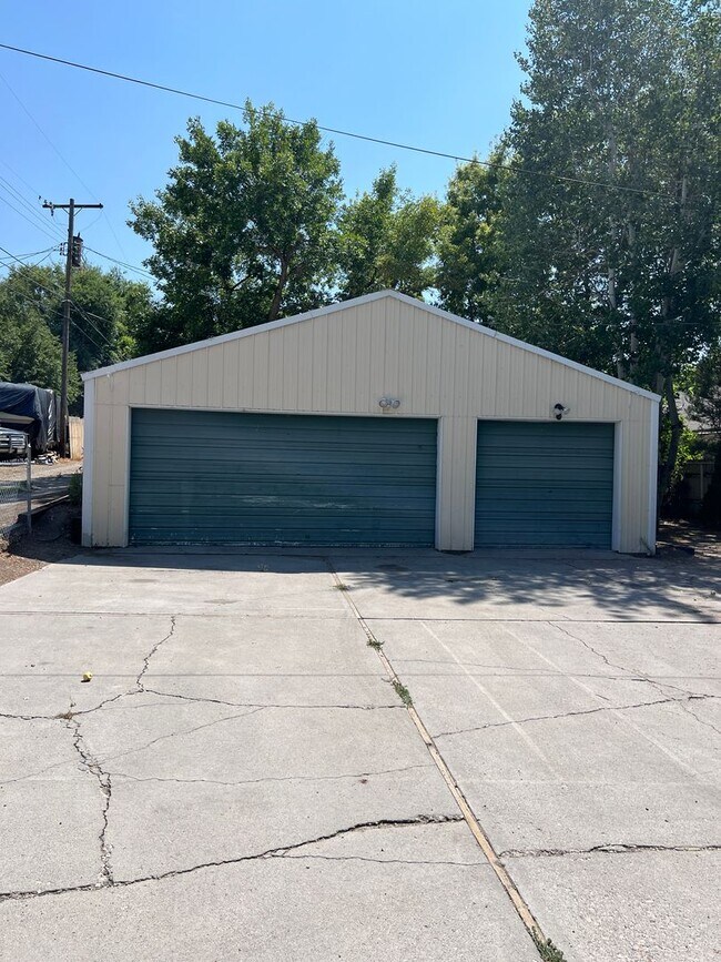 Building Photo - Charming 5 Bed, 2 bath home in the heart of Rexburg with detached 3 CAR GARAGE!!!!