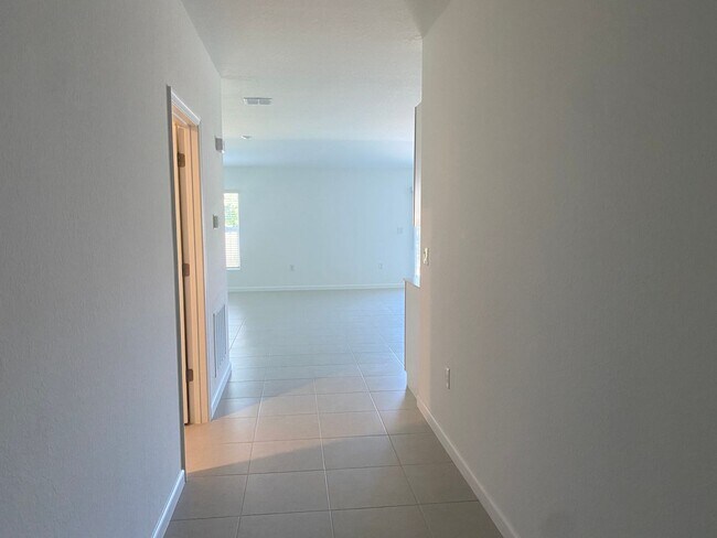 Building Photo - 4 Bed 2 Full Bath Single Family Home Available in SE Palm Bay FL!