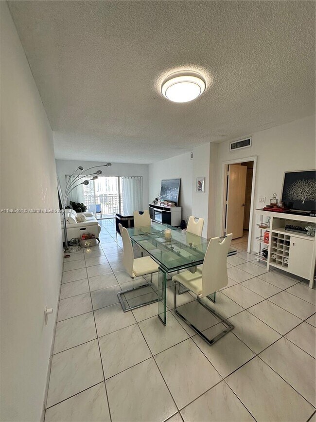 Building Photo - 300 Bayview Dr