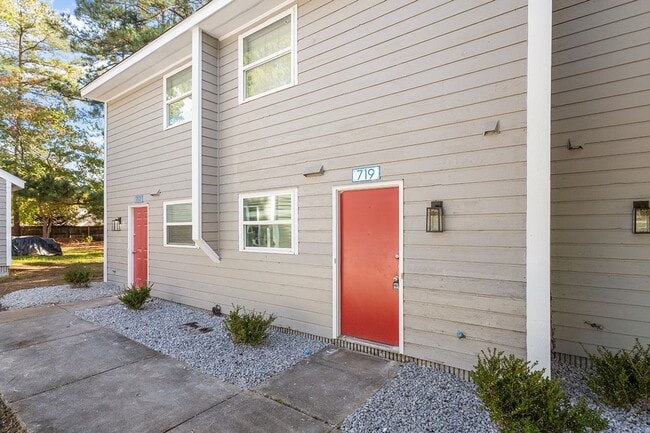 Building Photo - Beautifully Renovated Townhouse Near Downtown Clayton