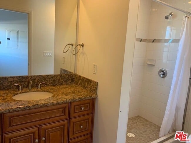 Building Photo - 1305 W 37th Pl