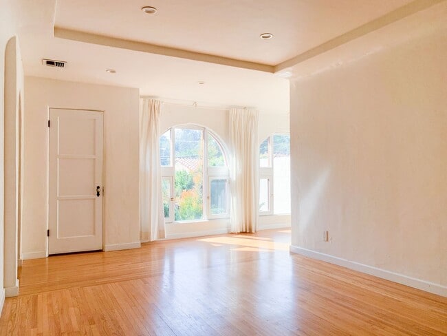 Building Photo - Gorgeous & Updated 3 bed Storybook Spanish House in Silverlake w/Views!