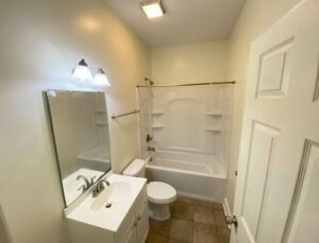 Building Photo - 19 Hollywood Ct